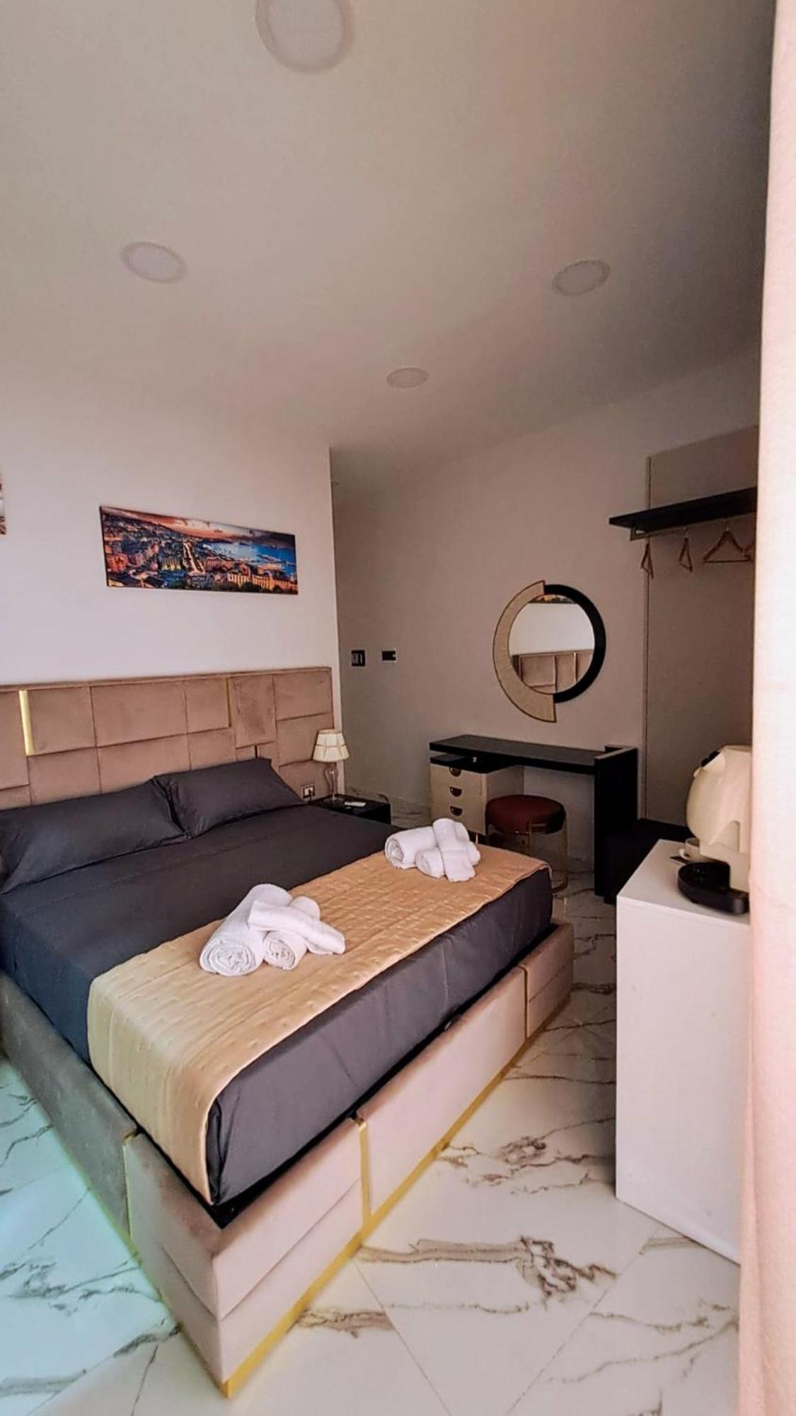 Hotel La Finestra Sul Borgo Napoli Esterno foto